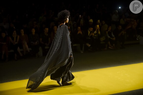 8 vestidos pretos das passarelas do São Paulo Fashion Week. Look com capa da Handred, usado com calça de alfaiataria