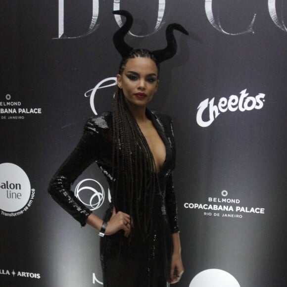 Lucy Ramos curtiu festa de Halloween em tradicional hotel carioca na noite desta sexta-feira, 26 de outubro de 2018