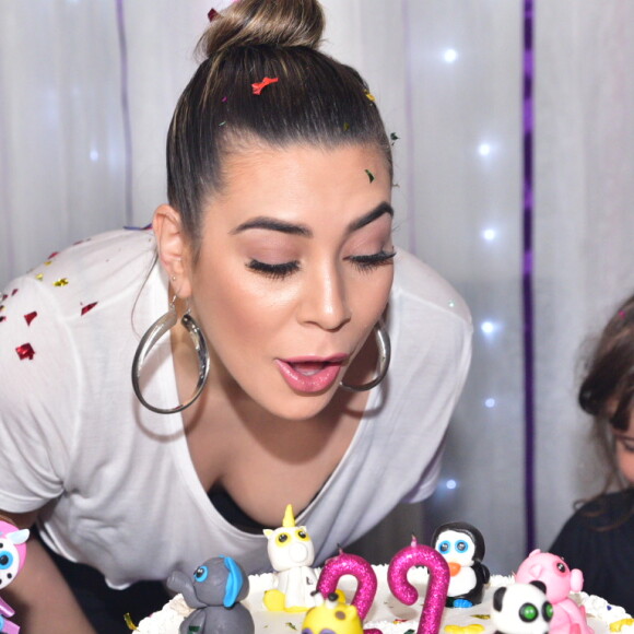 Naiara Azevedo soprou as velinhas antecipadamente por seus 29 anos de idade