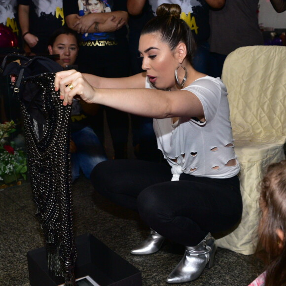 Quando gravou o clipe, Naiara Azevedo usou um vestido emprestado