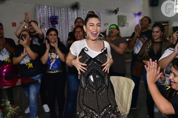 Naiara Azevedo ganhou neste sábado, 27 de outubro de 2018, uma réplica do vestido usado por ela no clipe da música '50 reais'