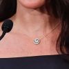 Meghan Markle usou vestido da grife Grabriela Hearst e um colar pendente Jessica McCormack avaliado em mais de R$ 41 mil