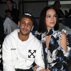 Bruna Marquezine curtiu um comentário de um seguidor que citou Neymar no Instagram da atriz neste domingo, 28 de outubro de 2018