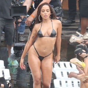 Em abril de 2017, Anitta exibiu corpo seco na gravação do clipe 'Vai, Malandra' após projeto 'Seca Você', criado pela life coach Mayra Cardi