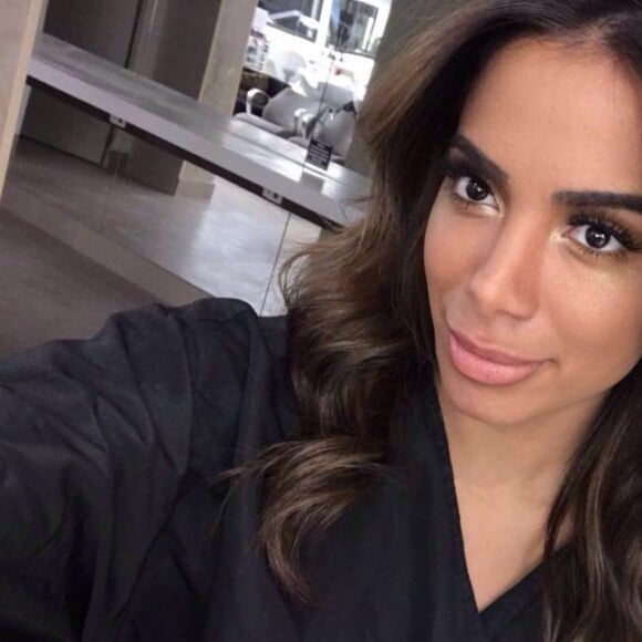 Anitta apareceu com visual renovado e cabelo em tom chocolate após quatro meses loira