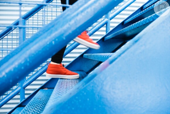 Pratique exercícios com frequência e procure incluir mais atividades à sua rotina, como optar por subir e descer escadas ao invés de usar o elevador