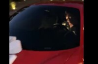 Kylie Jenner presentou a mãe, Kris Jenner, com uma Ferrari 488 nesta segunda-feira, 29 de outubro de 2018