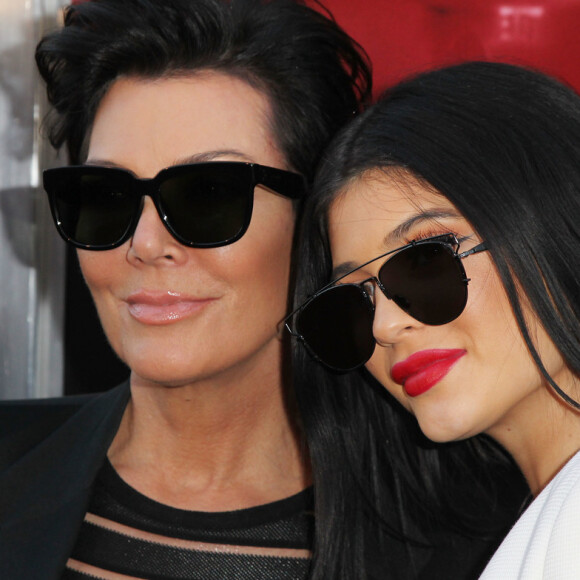 Kylie Jenner comprou uma Ferrari 488 para presentear a mãe, Kris Jenner, em seu aniversário. Veja abaixo!