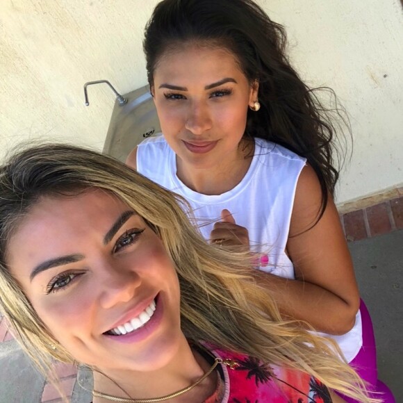 Simone, da dupla com Simaria, treina com a personal trainer Tici Moreira