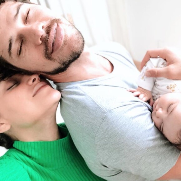 Débora Nascimento começou a usar panos para cobrir a filha e amamentar em público