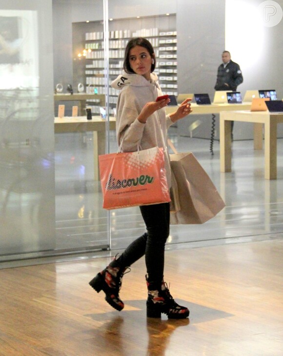 Bruna Marquezine combina moletom e jeans escuro com bota estampada de solado tratorado, da Louis Vuitton, que sai por R$ 5.350 no site da grife