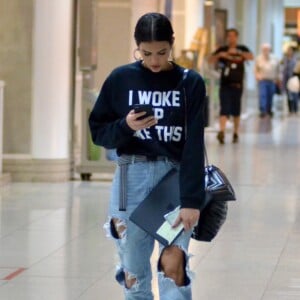 Bruna Marquezine apostou um moletom com a frase 'I Woke Up Like This', trecho da música 'Flawless', de Beyoncé, com calça destroyed, bota de cano médio e bolsa Saint Laurent de R$ 8 mil