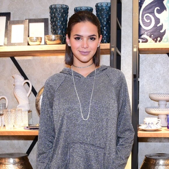 Bruna Marquezine apostou em um look 'sporty-sexy' para o evento de moda em São Paulo e combinou moletom com bota de glitter