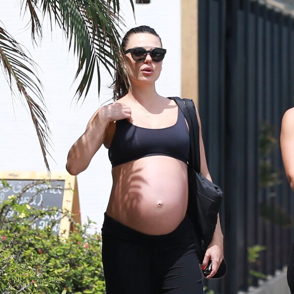 Isis Valverde é flagrada ao sair de academia com amiga no Rio de Janeiro