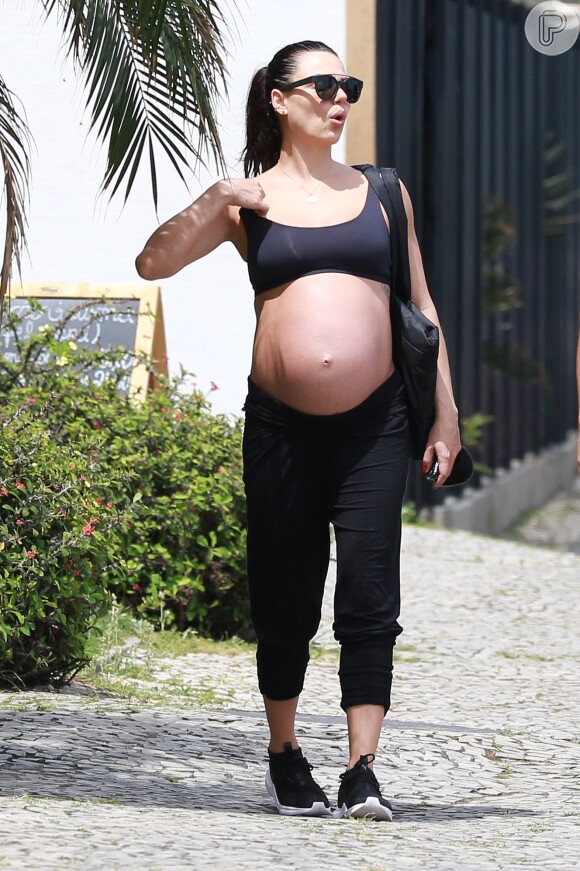 Isis Valverde deixa barrigão de 9 meses de gravidez à mostra