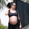 Isis Valverde deixa barrigão de 9 meses de gravidez à mostra ao sair de academia, no Rio, em 1º de novembro de 2018