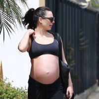 Isis Valverde, aos 9 meses de gravidez, exibe barrigão ao deixar academia no Rio