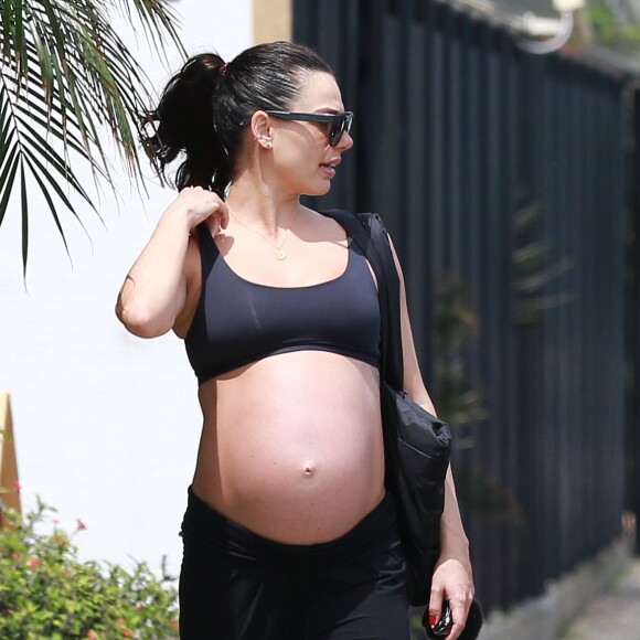 Isis Valverde deixa barrigão de 9 meses de gravidez à mostra ao sair de academia, no Rio, em 1º de novembro de 2018