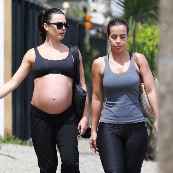 Isis Valverde foi fotografada ao lado de uma amiga no Rio de Janeiro