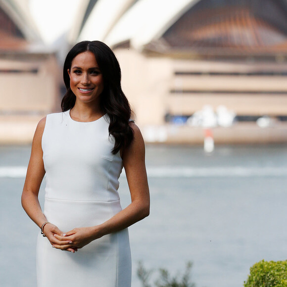 O vestido tubindo branco de Meghan Markle é opção para as mais clássicas