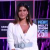 O vestido curto e de mangas que Giulia Costa usou no Prêmio Multishow 2018 é opção chique para a festa de Réveillon
