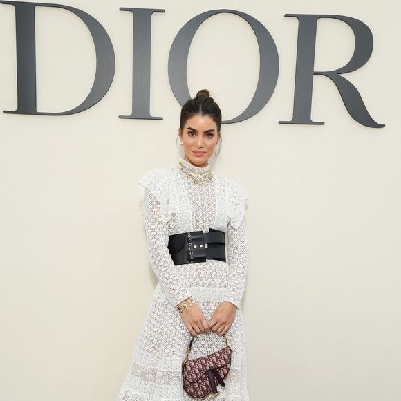 O vestido longo de renda de Camila Coelho pode deixar o look de Réveillon mais sofisticado