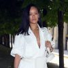 Rihanna também já apostou no macacão branco utilitário, e pochete da mesma cor deu o charme extra no visual para o Réveillon