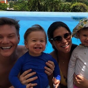 Thais Fersoza compartilhou foto de Michel Teló com Melinda e Teodoro na piscina