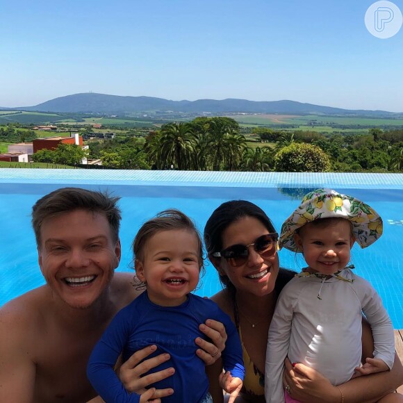 Thais Fersoza compartilhou foto de Michel Teló com Melinda e Teodoro na piscina