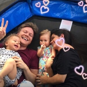 Thais Fersoza e Michel Teló brincam com os filhos, Melinda e Teodoro