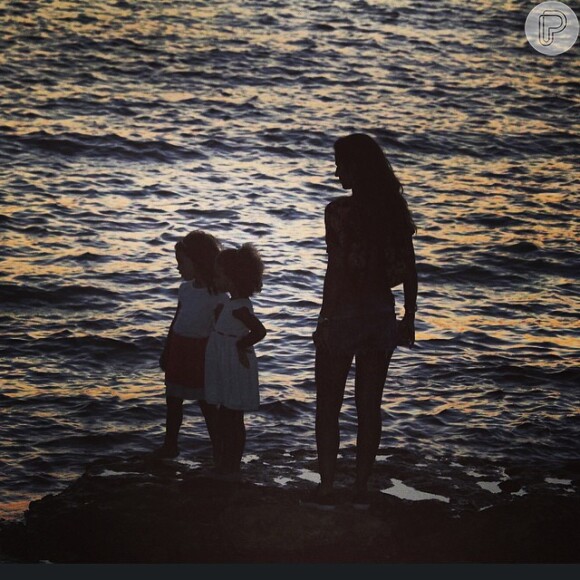 Paula Morais, noiva de Ronaldo, publica foto com as filhas do ex-jogador: 'Pequeno grande coração'
