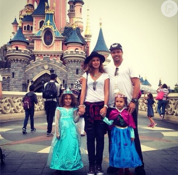 Ronaldo e Paula Morais curtem parque da Disney com as pequenas Maria Alice e Maria Sophia, na França, em 28 de agosto de 2014