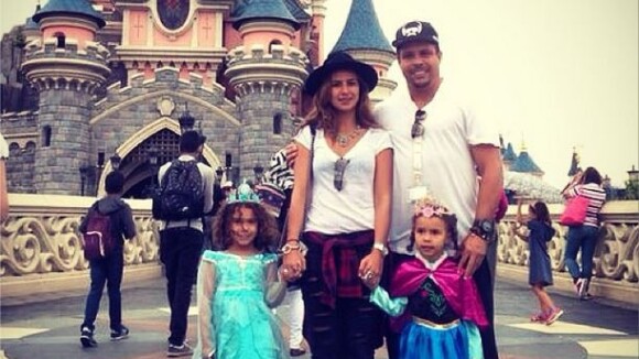 Ronaldo faz passeio em parque da Disney com as filhas e Paula Morais