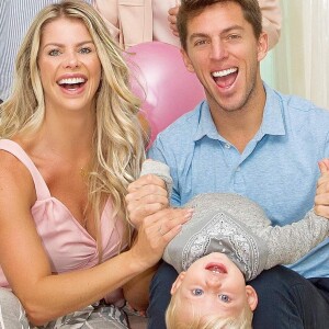 Karina Bacchi exaltou o primeiro ano de relacionamento com Amaury Nunes