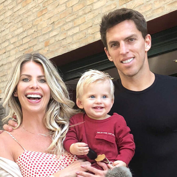 Karina Bacchi lamentou ter ido viajar pela primeira vez sem o filho, Enrico, e o noivo, Amaury Nunes