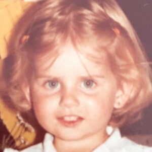 Karina Bacchi compartilhou foto quando criança e se disse parecida com o filho, Enrico, de 1 ano