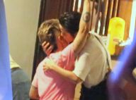 Nanda Costa troca carinhos com a namorada, Lan Lanh, em restaurante no Rio