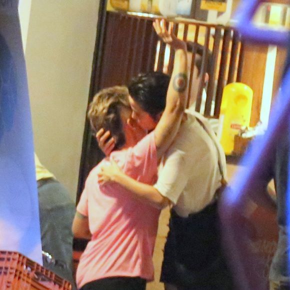 Nanda Costa e Lan Lanh trocaram carinhos ao visitar restaurante na Zona Sul do Rio de Janeiro, em 3 de novembro de 2018