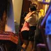 Nanda Costa e Lan Lanh foram flagradas abraçadas durante passeio