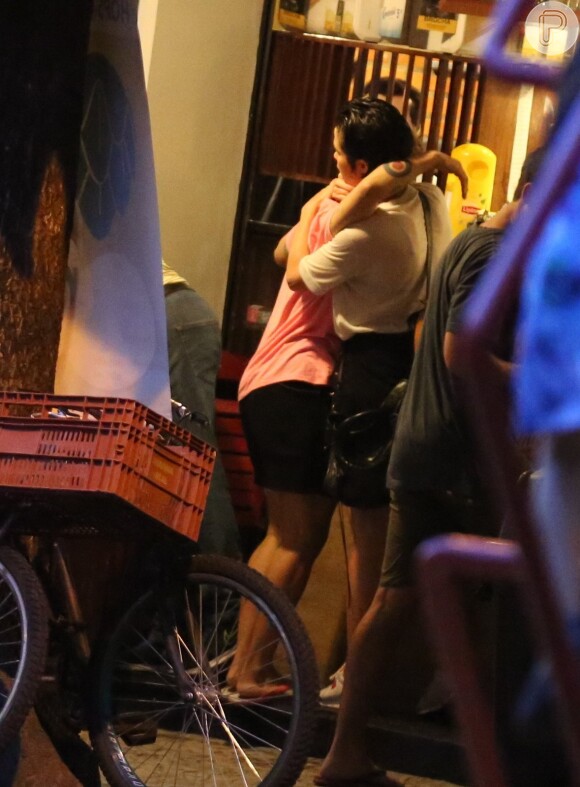 Nanda Costa e Lan Lanh foram flagradas abraçadas durante passeio