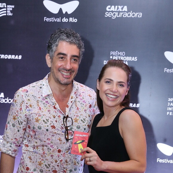 Letícia Colin e o marido, Michel Melamed, conferiram o filme 'Cine Holliúdy 2 - A Chibata Sideral' no Festival do Rio