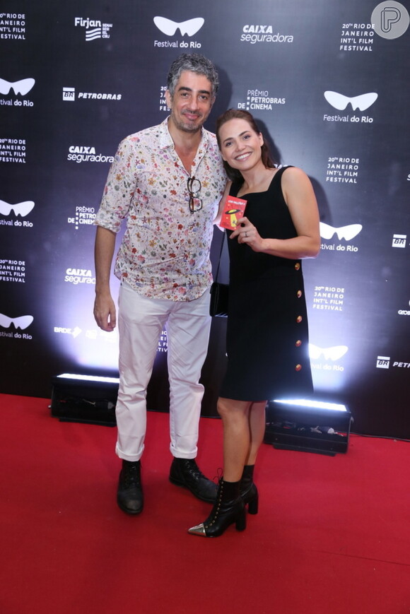 Letícia Colin e o marido, Michel Melamed, juntos há dois anos, conferiram o filme 'Cine Holliúdy 2 - A Chibata Sideral', estrelado pela atriz