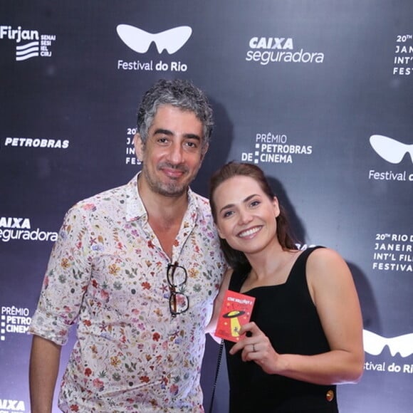 Letícia Colin e o marido, Michel Melamed, juntos há dois anos, conferiram o filme 'Cine Holliúdy 2 - A Chibata Sideral', estrelado pela atriz
