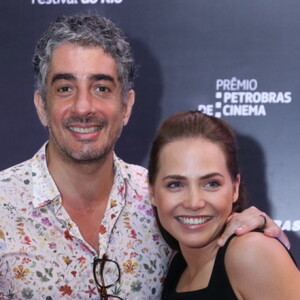 Letícia Colin posou com o marido, Michel Melamed, antes da exibição do filme 'Cine Holliúdy 2 - A Chibata Sideral'