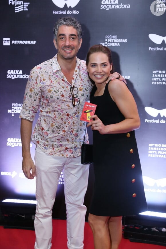 Letícia Colin posou com o marido, Michel Melamed, antes da exibição do filme 'Cine Holliúdy 2 - A Chibata Sideral'