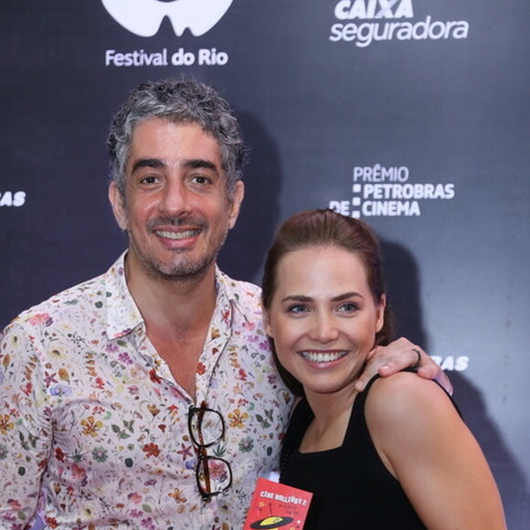 Letícia Colin posou com o marido, Michel Melamed, antes da exibição do filme 'Cine Holliúdy 2 - A Chibata Sideral'