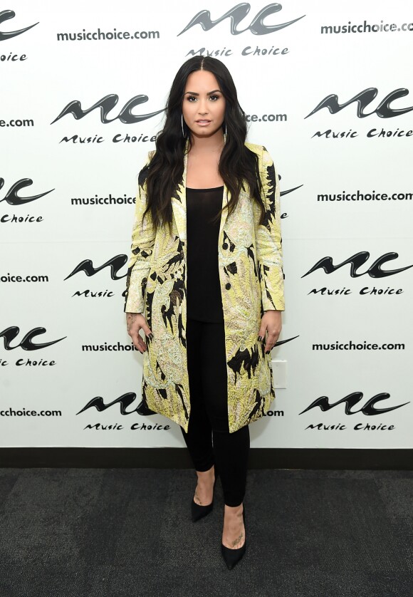 Demi Lovato foi flagrada 'feliz e sorrindo' ao lado de um estilista