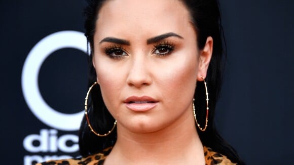 Demi Lovato recebe alta de clínica de reabilitação após 3 meses: 'Feliz e rindo'