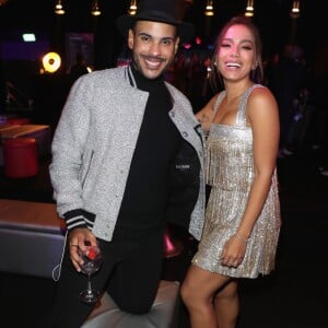 Anitta posa com o influencer Hugo Gloss em premiação