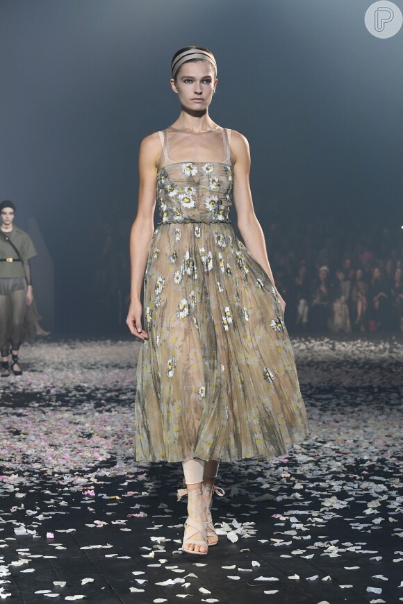 Romance total no look Dior, que com o styling do desfile ganhou um aspecto um pouco mais esportivo